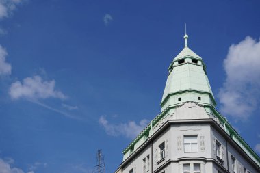 Gökyüzüne karşı güzel bir kulenin alçak açılı görüntüsü 