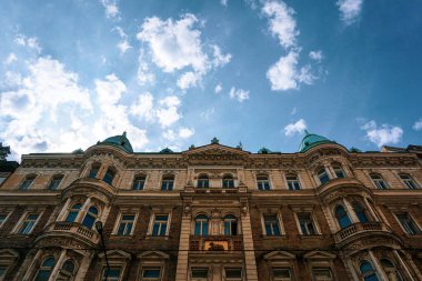 Gökyüzüne karşı inşa etmenin düşük açılı görüntüsü 