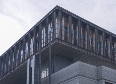 Gökyüzüne karşı inşa etmenin düşük açılı görüntüsü 