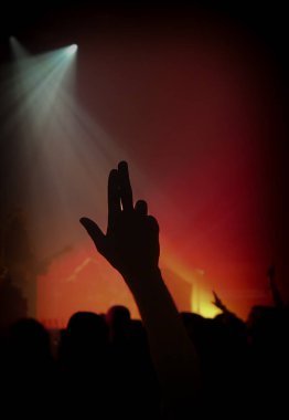 Konserde kesilmiş el hareketleri. 
