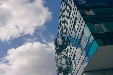 Modern bir binanın düşük açılı görüntüsü 