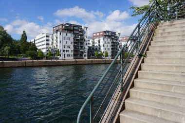 Şehirdeki bir nehrin yanındaki merdivenler. 