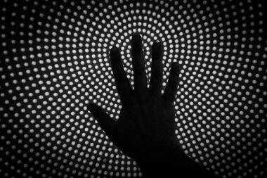 Lambaya karşı bir elini kapat. 