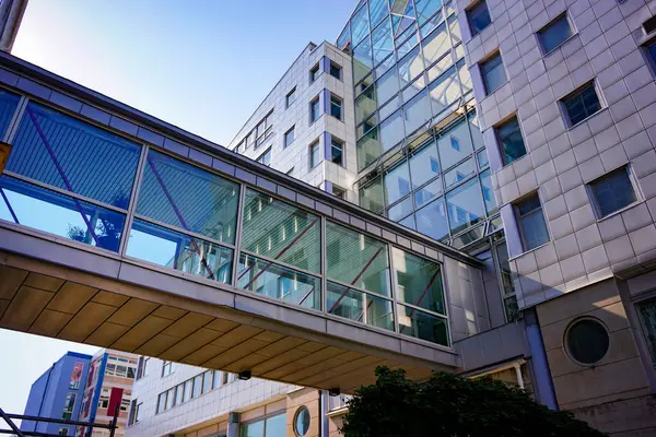 Gökyüzüne karşı inşa etmenin düşük açılı görüntüsü 