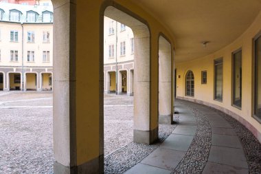 Binalar arasındaki kasaba meydanında sütunlar