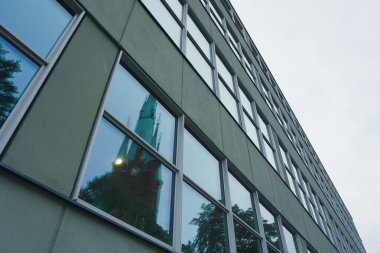 Gökyüzüne karşı bir binanın alçak açısı 