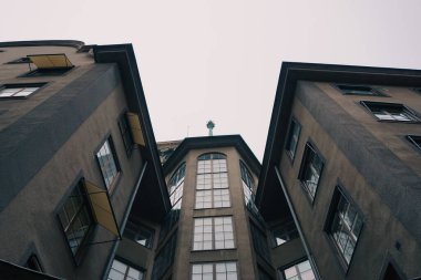 Gökyüzüne karşı bir binanın alçak açısı 