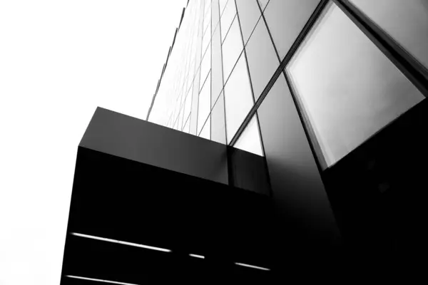 Gökyüzüne karşı modern bir binanın alçak açısı 