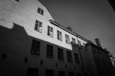 Binanın alçak açısı siyah beyaz. 