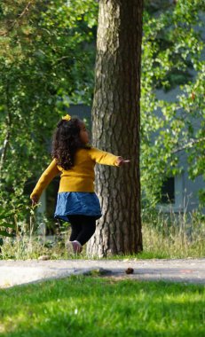 Ağacın yanında duran bir kız 