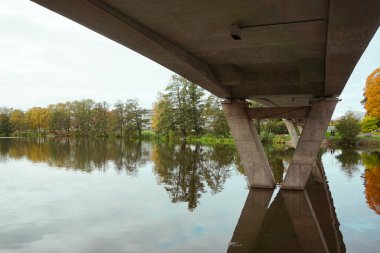 Eskilstuna 'daki bir nehrin üzerindeki köprü manzarası 