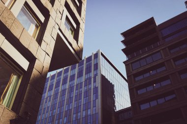 Gökyüzüne karşı binaların alçak açısı 