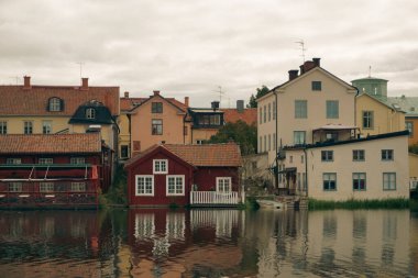 Eskilstuna 'daki kanal manzaralı binalar 