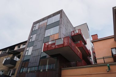 Eskilstuna 'da apartmanın alçak açısı gökyüzüne karşı. 