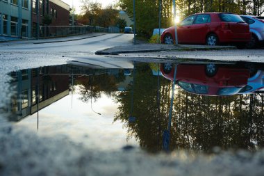 Otoparktaki su birikintisine yakın. 