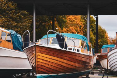 Karada duran ahşap bir tekneye yakın çekim
