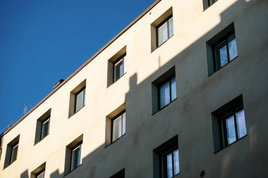Mavi gökyüzüne karşı bir binanın alçak açısı 