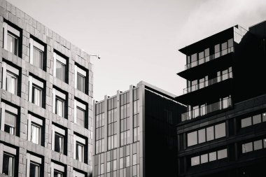 Siyah beyaz binaların düşük açılı görüntüsü 