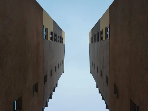 Gökyüzüne karşı binaların alçak açısı 