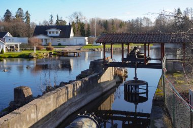 Küçük bir kasabada eski bir hidroelektrik santrali.