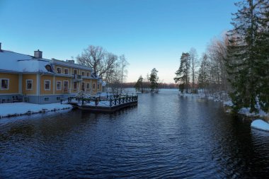 Kış boyunca gölde eski bir bina. 