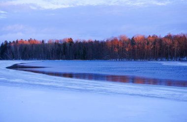Kış boyunca göl manzarası 