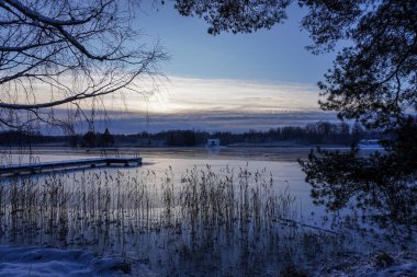 Kış boyunca göl manzarası 