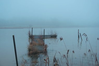 Sisli bir günde eski bir ahşap iskele 