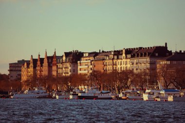 Akşam Stockholm 'deki liman manzarası