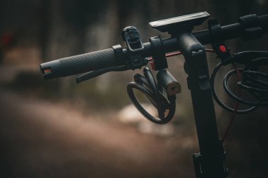 Elektrikli scooter gidonunu kapat