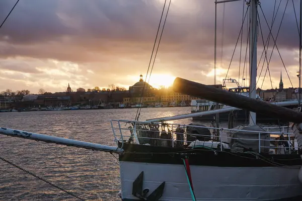 Akşamları limanda gemi.