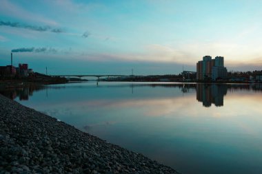 Akşamları nehir kıyısındaki fabrika