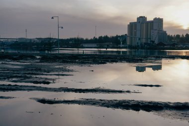 Akşamları nehir kıyısındaki fabrika