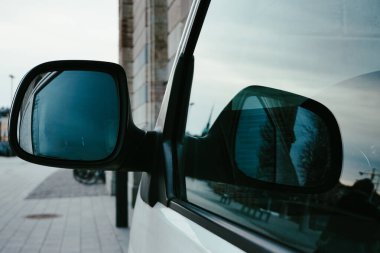 Yan aynaya yakın çekim