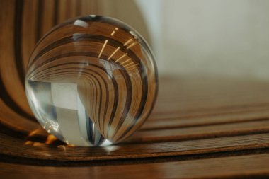 Bir bankta kristal küreye yaklaş