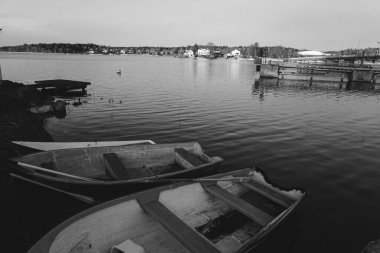 Kürek çeken teknelerin siyah beyaz görüntüsü