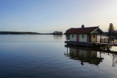 İskelede küçük bir ev