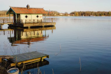 İskelede küçük bir ev