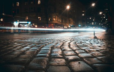 Geceleri şehrin kaldırım taşlarına yakın çekim