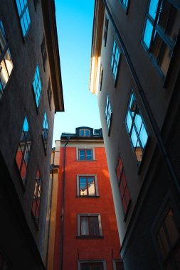 Gökyüzüne karşı binaların alçak açılı görüntüsü