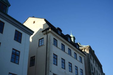 Mavi gökyüzüne karşı binaların düşük açılı görüntüsü