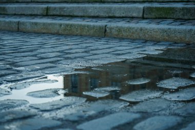 Su birikintisine yakın.