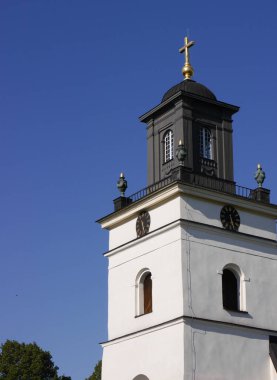 Kilise kulesinin alçak açılı görüntüsü