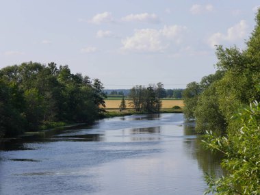 Yaz boyunca nehir manzarası