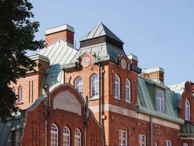 Tuğla binanın alçak açılı görüntüsü