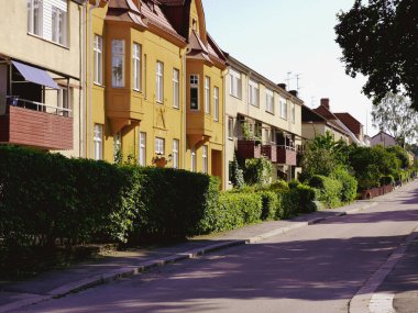 Binaların önünde bir yol