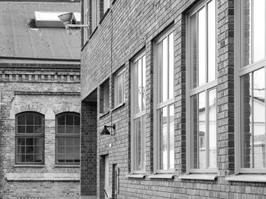 Siyah beyaz tuğla binalar