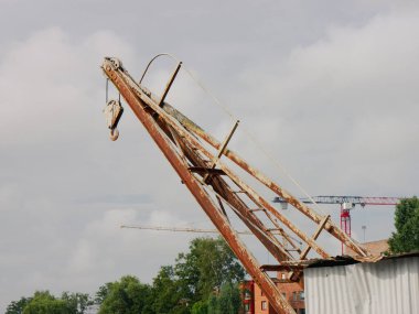Limanda eski bir vinç