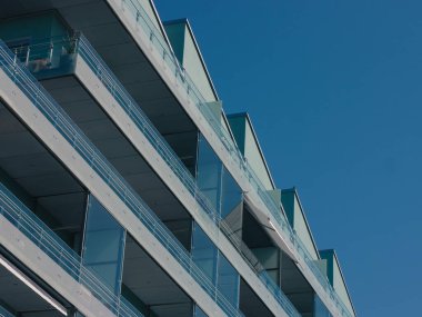 Gökyüzüne karşı inşa etmenin düşük açılı görüntüsü