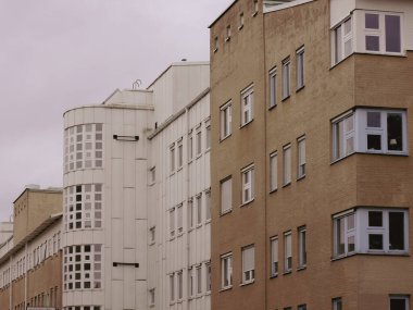 Gökyüzüne karşı binaların alçak açılı görüntüsü